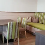 Haus Fridolin アパート *